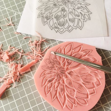 Carving a Dahlia flower... Flower Linocut, Eraser Carving, Carved Stamps, Lino Cuts, Stamp Diy, Stamp Wedding, Sculpture Art Clay, Stamp Ideas, Hand Carved Stamps