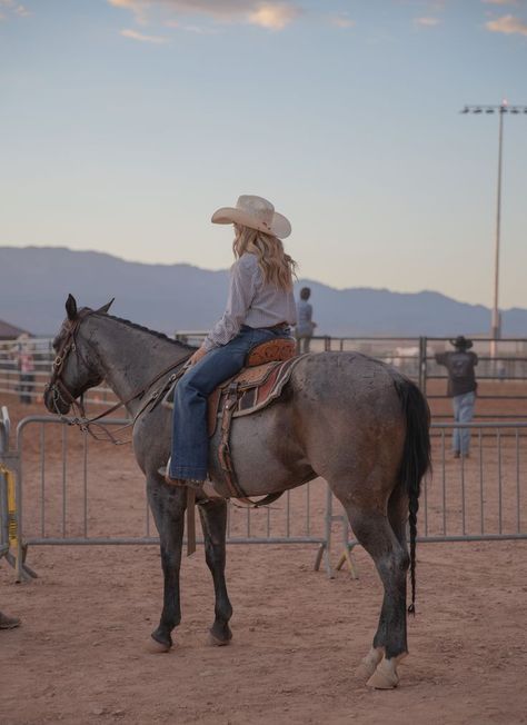 Riding Aesthetic, Western Horse Riding, Horse Senior Pictures, Horse Riding Aesthetic, Ranch Riding, Pictures With Horses, Trick Riding, Show Jumping Horses, Dream Horse Barns