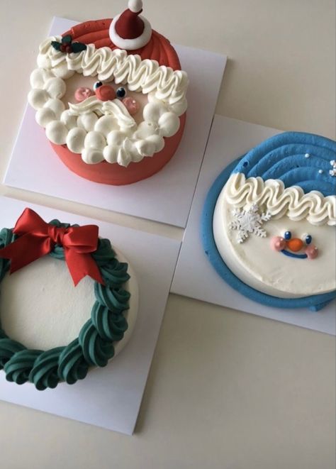 christmas cakes! Christmas Mini Cake Designs, Christmas Cake Ideas Decoration Simple, Christmas Cake Designs Buttercream, Cute Christmas Cakes, Christmas Cakes Ideas, Simple Christmas Cake, Christmas Themed Cake, Christmas Cake Designs, Xmas Cake