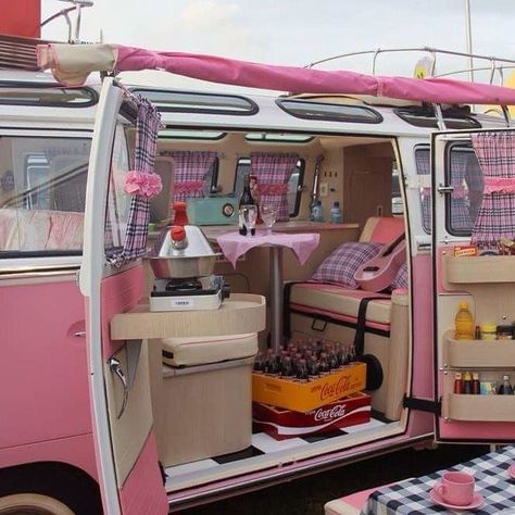 Pink Camper, Cute Vans, Kombi Home, Combi Volkswagen, Mobile Boutique, Pink Vans, Vintage Campers, Van Living, Van Interior