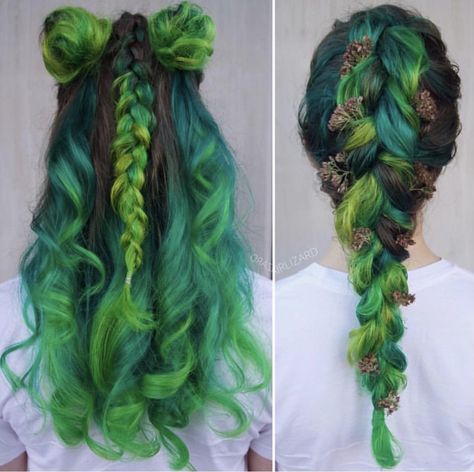 Green Hair Wedding, Frog Hairstyle, Plants In Hair, Fairy Hair Color Ideas, Fantasy Hair Color Ideas, Forest Fairy Hair, Goblincore Hair, Two Tone Hair Color Ideas, Two Tone Hair Color