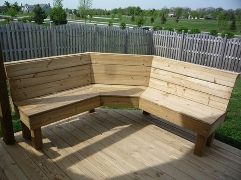 Corner Bench for the backyard next to the fire pit!                                                                                                                            More Outdoor Corner Bench, Deck Bench Seating, Fire Pit Bench, Fire Pit Plans, Corner Bench Seating, Garden Bench Plans, Deck Seating, Diy Seating, Diy Bench Outdoor