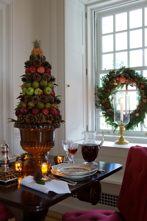 fruit, greenery and pinecones, simple and beautiful Colored Christmas Lights, Carolyne Roehm, Williamsburg Christmas, Christmas Alone, Christmas House Lights, Colonial Christmas, Quotes Inspiring, Christmas Tablescapes, Christmas Centerpieces