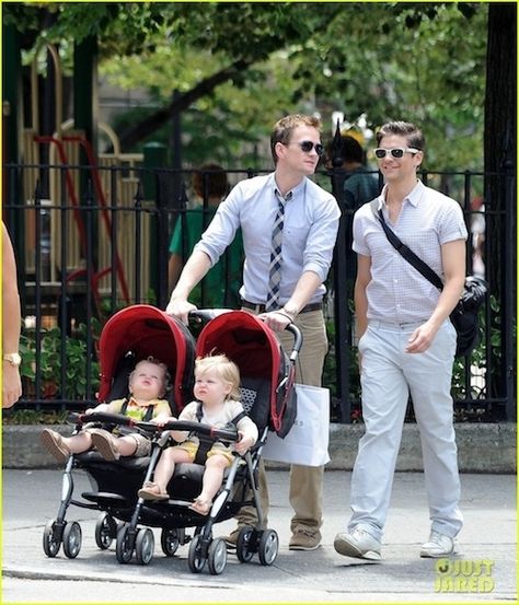 Neil Patrick Harris and David Burtka | The 10 Most Famous Gay Parents And Their Families David Burtka, Famous Moms, Neil Patrick, Gay Dads, Neil Patrick Harris, Parenting Videos, Nyc Park, Foster Parenting, How I Met Your Mother