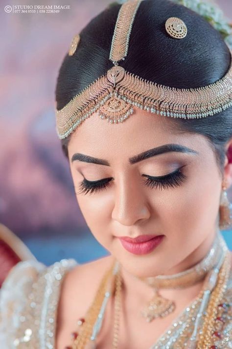 Sinhalese people Traditional wedding Saree Osari kandyan Sinhala Beautiful Girls Boys Men Women Traditional Wedding Saree, Bridal Bun, Different Hair Types, Wedding Dress Train, Traditional Bride, Blouse Designs Latest, Wedding Saree, Traditional Jewelry, Bride Hairstyles