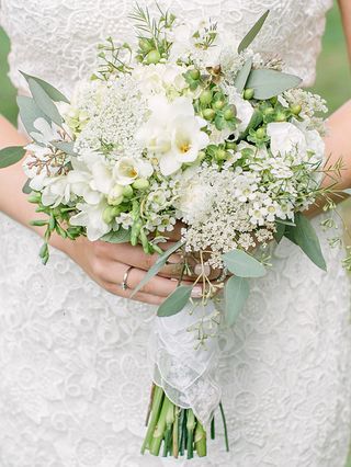 White wildflower wedding bouquet Wildflower Wedding Theme, Images Jumma Mubarak, Wildflower Wedding Bouquet, Wedding Flower Guide, Fresh Wedding Flowers, Tropical Wedding Flowers, Flower Guide, Wedding Ceremony Backdrop, Wildflower Bouquet