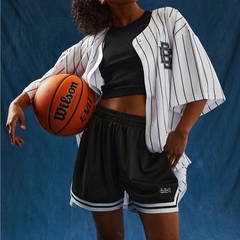 NBA FASHION TREND 2023 Basketball Pants Outfit Women, Baggy Basketball Shorts Outfit Women, Basket Ball Shorts Outfit Girl, Sweatpants Shorts Outfit Women, Women Basketball Outfits, Outfits With Basketball Shorts, Basketball Shorts Aesthetic, How To Style Basketball Shorts, Basketball Style Women