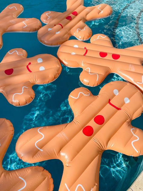 Adorable gingerbread pool inflatables floating in sparkly blue swimming pool on Christmas Day in summer in Australia Christmas Pool Floats, Christmas Aesthetic Summer, Aussie Christmas Decorations, Aussie Christmas Aesthetic, Summer Christmas Aesthetic, Australian Christmas Aesthetic, Christmas Aussie, Christmas Australia, Pool Inflatables