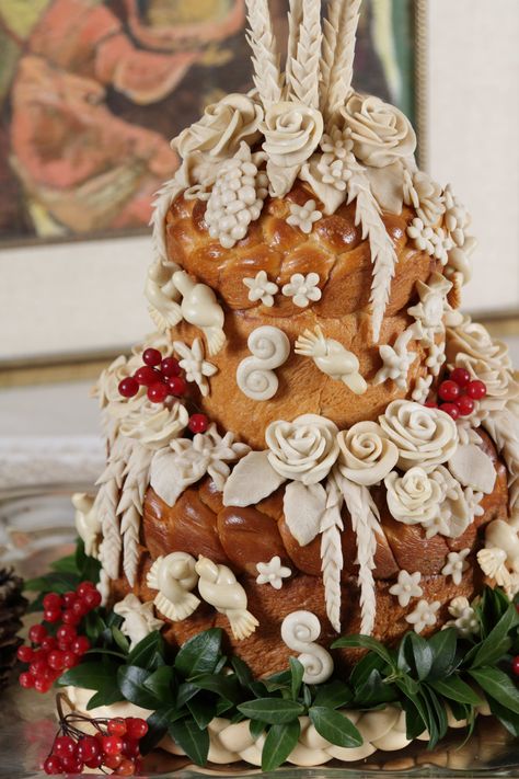 Ukrainian Wedding Korovai, Traditional Ukrainian Wedding, Ukrainian Wedding Cake, Ukrainian Wedding Bread, Ukrainian Wedding Decorations, Vinok Ukrainian, Ukrainian Wedding Traditions, Slavic Wedding, Ukraine Wedding