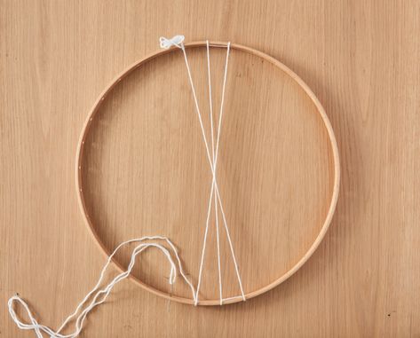 Pas à pas : réalisez un tissage circulaire mural Circular Weaving, String Art, Hoop Wreath, Bedroom Decor, Weaving, Textiles, Mural, Gold, Art