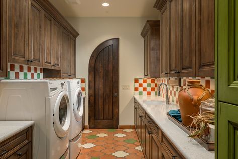 Utility Room Organization, Traditional Laundry Room, Utility Room Designs, Custom Laundry Room, Farmhouse Transitional, Mediterranean Kitchen, Property Design, Utility Room, Laundry Room Design