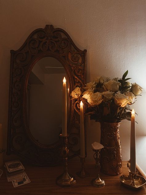 Dorm Room Vanity, Dark Academia Room, Academia Room, Addie Larue, Room Vanity, Casa Vintage, Dreamy Room, Vintage Room, Images Esthétiques