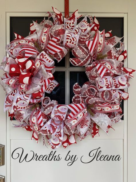 Peppermint Wreath, Service Club, Halloween Props Diy, Peppermint Christmas, Holiday Crafts Christmas, Crafts Christmas, Halloween Props, Wreath Crafts, Fall Fashion Outfits