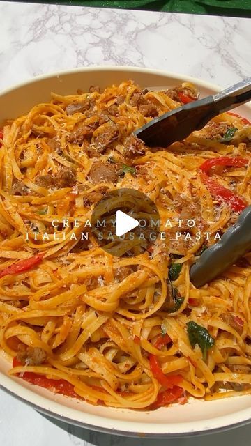 Sheila Williams on Instagram: "creamy tomato Italian sausage pasta | filled with garlic & delicious veggies! I’m obsessed with the flavors here. Will definitely be this one again 🙌🏼 •boil pasta of choice al dente & reserve 1/4 cup of pasta water •in a skillet on med high heat, brown 1lb Italian ground turkey sausage with 1 diced shallot (remove from skillet & set to side) •in same skillet on med heat add 2tbsp olive oil & 2tbsp garlic •stir in 1 diced shallot, 1/4 cup mushrooms, 1/2 sliced red bell pepper •stir for 1 minute, then add 1/2 jar marinara •stir in 1 cup heavy cream & 1/4 cup pasta water •add in Italian sausage, 1 cup baby spinach & drained pasta •top with parmesan & crushed red pepper #dinnerrecipes #weeknightdinner #dinnerideas #pastalover #onepotmeal #quickdinner" Italian Ground Turkey, Ground Turkey Sausage, Italian Sausage Pasta, Delicious Veggies, Pasta Water, Pasta Lover, Sausage Pasta, Turkey Sausage, Crushed Red Pepper