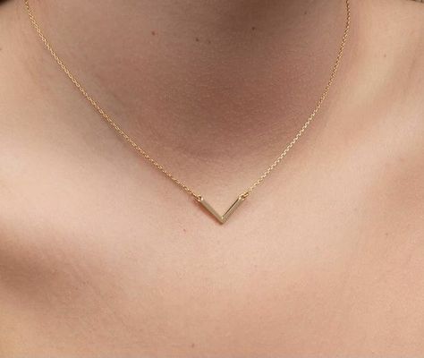 Minimalist Accessories Jewellery, Gold Neck Chain, Jewelry Necklace Simple, Gold Minimalist Jewelry, Simple Gold Earrings, Neck Pieces Jewelry, Minimalist Necklace Gold, Fancy Jewelry Necklace, Minimalist Jewellery