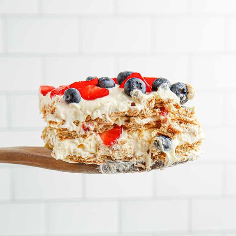 Mixed Berry Icebox Cake Berry Icebox Cake, Berry Scones, Easy Cakes To Make, Icebox Cake Recipes, Puff Pastry Tart, Strawberry Slice, Instant Pudding Mix, Cheesecake Filling, Pastry Tart