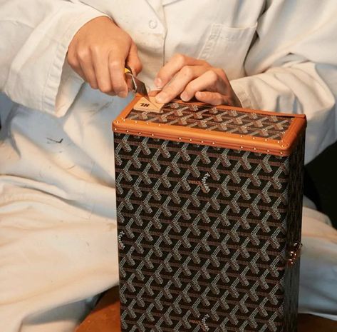 The art of trunk-making - Maison Goyard Travel Trunk, Trunk Bag, Pet Bowls, Card Holder Wallet, Small Leather Goods, Handbag Backpack, Bag Straps, Trunk, Bags Handbags