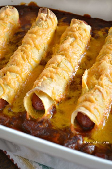 This 4-Ingredient Chili Dog Casserole recipe is a fun and delicious twist on an old classic! Hot Dog Casserole, Chili Dog Casserole, Chili Dog, Chili Cheese Dogs, Hot Dog Chili, Chili Dogs, Hot Dog Recipes, God Mat, Deilig Mat