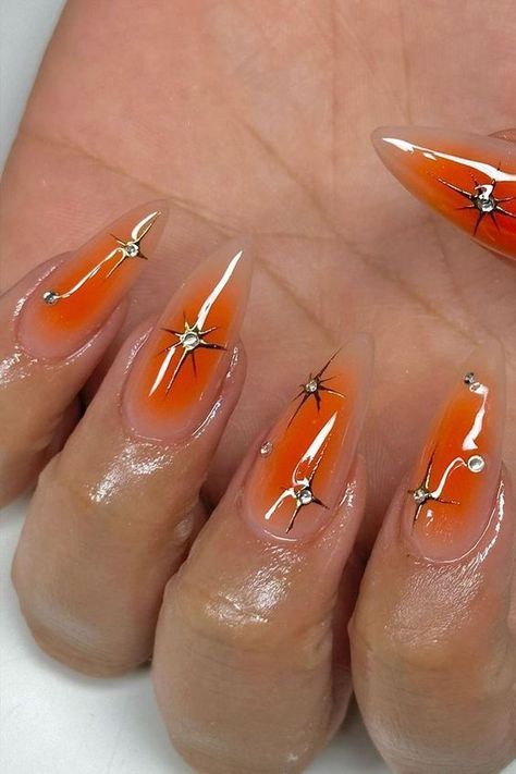 There's a new beauty trend taking over Instagram and it's absolutely stunning. Say hello to "quartz nails". Genre Nails, Orange Aura Nails, Quartz Nails, Quartz Nail, Korean Nails, Short Coffin Nails, Almond Nail, Nail Style, Black Nail Designs