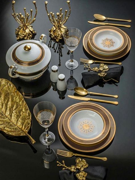 Black and gold wedding decoration and setting ideas  #black #gold #wedding #table #decorating #art #deco Desain Pantry, Dining Etiquette, Tafel Decor, Beautiful Tablescapes, Table Place Settings, Elegant Table Settings, Beautiful Table Settings, Pretty Tables, Formal Place Settings