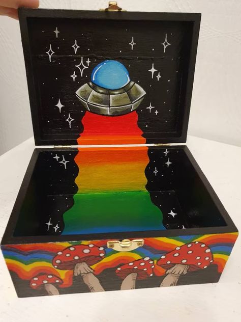 Cool Box Painting Ideas, Painted Memory Box Ideas, Painted Stash Box Ideas, Decorated Boxes Ideas Diy Projects, Stash Box Painting Ideas Trippy, Wood Box Painting Ideas Easy, Painted Wood Box Ideas, Painted Boxes Ideas, Trinket Box Painting Ideas