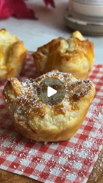 Miinnieskitchen on Instagram: "MINI APPLE PIES 🍎

🎥 By: @izzyskitchen_

These mini apple pies are the perfect sweet treat! Flaky puff pastry filled with a cinnamon-spiced apple filling easy to make and absolutely delicious. 🍏✨

Recipe (Makes 6 Mini Pies):

1 roll puff pastry

Apple Filling:

1 1/2 cups peeled, diced apples

1/4 cup unsalted butter

3 tbsp brown sugar

1/2 tsp cinnamon

1 tsp cornstarch

1 tsp lemon juice + 1 tbsp water

1 egg yolk (for brushing)

Powdered sugar (optional)

Preparation:

1. Preheat Oven: Set your oven to 200°C.

2. Cook the Apple Filling: In a pan, cook butter, brown sugar, cinnamon, and diced apples until the apples are tender.

3. Thicken the Filling: In a small bowl, mix together the cornstarch, lemon juice, and water. Add this mixture to the apples a Mini Dutch Apple Pie, Mini Apple Dumplings With Pie Crust, Mini Cinnamon Roll Apple Pie Cups, Mini Apple Pies In Muffin Tin Cinnamon Roll, Caramelized Upside Down Apple Tart, Puff Pastry Filling, Apple Puff Pastry, Mini Apple Pies, Diced Apples