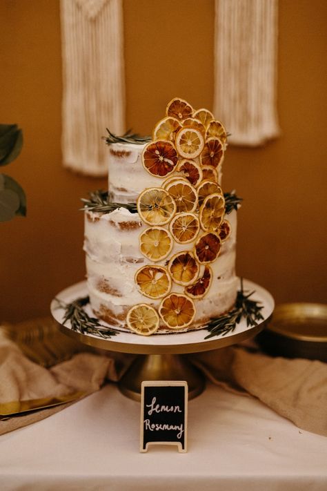 Wedding Cake Dried Oranges, Wedding Cake With Dried Fruit, Dried Orange Cake Decoration, Orange Slice Wedding Cake, Wedding Cake With Dried Oranges, Earthy Wedding Cakes, Dried Orange Wedding Cake, Dried Fruit Wedding Decor, Dried Orange Wedding Decor