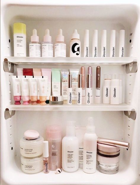 Kelly and Katie Are Obsessed with Glossier (Here Are the Products That Are Actually Worth It). Plus the products worth skipping. Diy Highlighter, Diy Balayage, Penyimpanan Makeup, Drag Make-up, Alat Makeup, Desain Pantry, Skin Care Routine For 20s, Glow Skin, Skin Nails