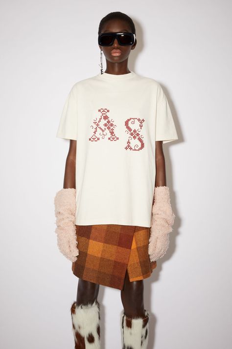 Acne Studio, T-shirt Broderie, Asymmetrical Skirt, Embroidered Tshirt, Childrens Shoes, Embroidered Design, Cute Casual Outfits, Tshirt Dress, Tshirt Print