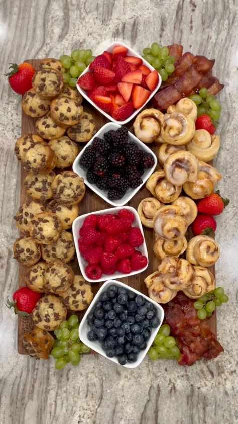 Easy like Sunday morning 🥰🍓 this abundant breakfast board is loaded with bite-sized perfection! Mini muffins and mini cinnamon rolls… | Instagram Mini Banana Chocolate Chip Muffins, Easy Brunch Appetizers, Mini Bagel Bites, Breakfast Brunch Party, Chocolate Chip Muffins Recipe, Baby Shower Brunch Food, Mini Cinnamon Rolls, Brunch Appetizers, Best Brunch Recipes