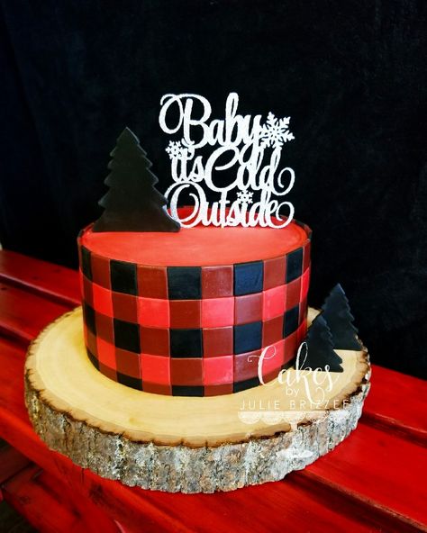 Buffalo Plaid lumberjack cake! Baby Shower Place Settings, Plaid Cake, Baby Shower Desserts Boy, Lumberjack Cake, Baby Food Game, Plaid Baby Shower, Lumberjack Birthday Party, Winter Baby Shower Themes, Lumberjack Baby Shower