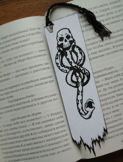 Harry Potter Doodles Easy, Slytherin Diy, Harry Potter Doodles, Doodles Easy, Harry Potter Bookmark, Homemade Bookmarks, Harry Potter Painting, Diy Paper Flowers, Buch Design