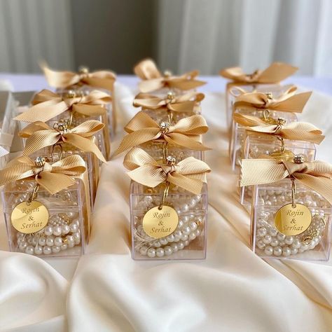 Eid Favours, Marriage Inspiration, Unique Wedding Cards, Water Gift, Wedding Gift Pack, Creative Wedding Gifts, Bridal Gift Wrapping Ideas, Eid Gift, Wedding Gifts For Guests