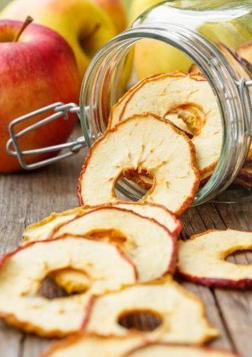 An Apple a Day – 4 Adorable Apple Treats You Can Easily Make on Your Own Cooking Venison Steaks, Dried Apple Rings, Apple Chips Recipe, Cinnamon Apple Chips, Zucchini Chips Baked, Fruit Chip, Apple Rings, Best Christmas Recipes, Apple Chips