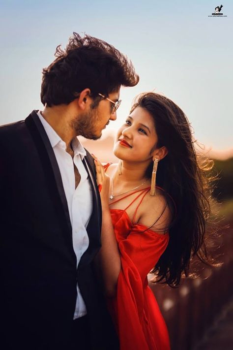 Honey Couple, Beauty Of Universe, Outdoor Poses, 3840x2160 Wallpaper, Indian Wedding Photography Couples, Wedding Photoshoot Props, Indian Wedding Couple Photography, Indian Wedding Couple, Romantic Photoshoot