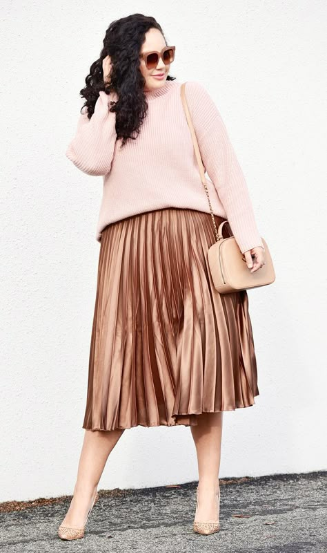 We're looking to some of our favorite bloggers to inform over a week's worth of office looks for spring! Plus Size Street Style, Tanesha Awasthi, Metallic Pleated Skirt, Sukienki Plus Size, Blogger Outfits, Outfits 2017, Classic Sweater, Plus Size Kleidung, Mode Inspo