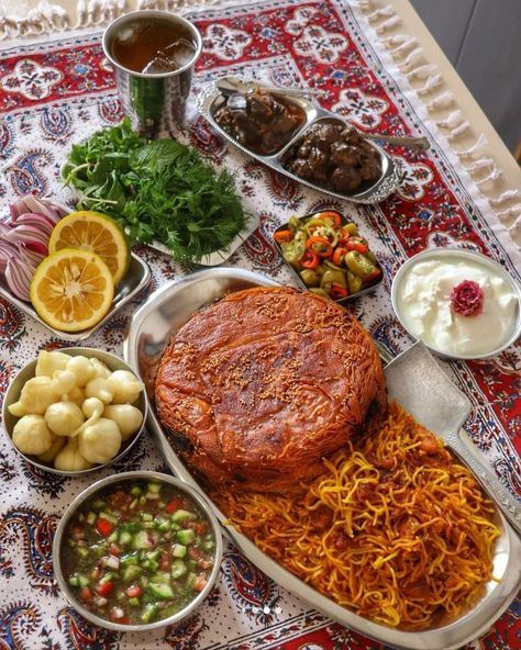 Persian Dinner, Persian Food Iranian Cuisine, Persian Decor, Iranian Recipes, Salad Recipes Healthy Easy, Amazing Food Videos, Persian Cuisine, Iranian Food, Catering Ideas Food