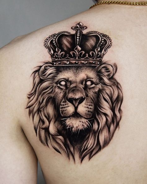 Tatoo Crown, Lion With Crown Tattoo, Crown Tattoo Men, Hals Tattoo Mann, Lion With Crown, Lion King Tattoo, Tato Dada, Tato Dengan Makna, Mens Lion Tattoo