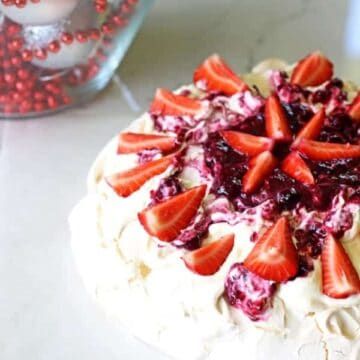 Homemade Pavlova, Kiwi Christmas, Baking Stuff, Pavlova Recipe, Fine Dining Recipes, Christmas Classic, Molecular Gastronomy, Summer Berries, Fresh Summer