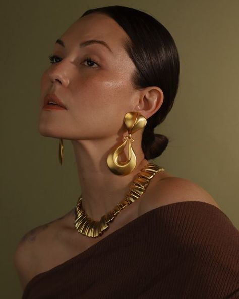 Julia Vaughn on Instagram: "*Screams in matte gold*   A few of my favorite vintage matte gold statement earrings included in Drop VI ❤️‍🔥 forever swooning over the oversized abstract girlies." Gold Statement Jewelry, Flamboyant Natural, Earrings Model, Face Drawing Reference, Jewelry Editorial, Oversized Earrings, Chic Earrings, Gold Statement Earrings, Jewelry Statement