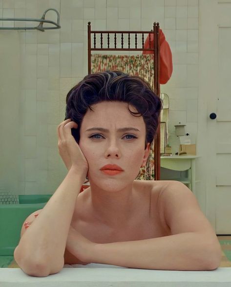 the color blocking in this is ridiculous. so so so stunning Wes Anderson Movie Stills, Wes Anderson Stills, West Anderson, Wes Anderson Characters, Wes Anderson Aesthetic, Asteroid City, Jason Schwartzman, Wes Anderson Style, Wes Anderson Movies