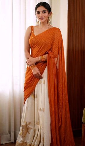 Styling Women's Traditional Onam Outfits for a Modern Look | WIFD Simple Half Saree Designs South Indian, Saree With Sleeveless Blouse, Onam Outfits Ideas, Traditional Half Saree, Onam Dress, Onam Outfits, Kerala Saree Blouse Designs, Lehenga Saree Design, Haldi Outfits