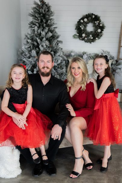 Christmas Attire For Family, Family Christmas Themes Outfits, Black And Red Christmas Outfit, Red And Black Family Picture Outfits, Black And Red Family Photo Outfits, Outfit Ideas Red And Black, Red And Black Theme, Outfit Ideas Red, Red Christmas Outfit