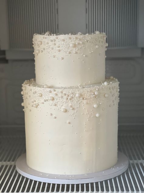 Double barrel cake, minimalist cake Pearls On Wedding Cake, Minimalistic Wedding Cake, Minimal Wedding Cake, Wedding Cake Minimalist, Wedding Cake Emerald Green, Cake Designs Wedding, Minimalist Wedding Cake, Tier Wedding Cakes, Cake Minimalist