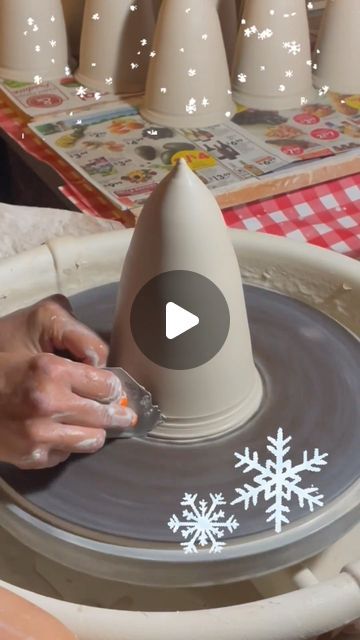 Ceramics Christmas Tree, Pottery Christmas Ornaments Handmade Ceramic, Christmas Pottery Mugs, Christmas Ceramics Pottery, Winter Pottery Ideas, Christmas Clay Decorations, Pottery Christmas Ideas, Christmas Ceramics Ideas Pottery, Christmas Pottery Ideas Ceramics