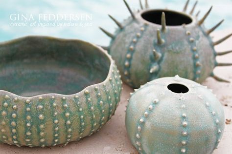 Beautiful turquoise sea urchin pottery | coquillage | Pinterest Handbuilding Pottery, Beginner Pottery, Organic Ceramics, Pottery Handbuilding, Keramik Design, Pinch Pots, Pottery Crafts, Pottery Classes, Ceramics Pottery Art