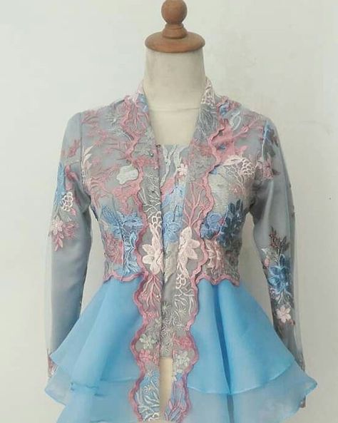 Kebaya Kutu Baru Modern, Kebaya Peplum, Pola Kebaya, Kebaya Moden, Gaun Dress, Kebaya Lace, Model Kebaya Modern, Kebaya Modern Dress, Batik Kebaya