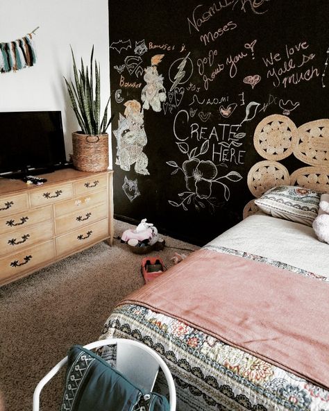 Bedroom With Chalkboard Wall, Black Chalk Wall Bedroom, Moody Teen Bedroom, Bedroom Chalkboard Wall, Chalk Wall Bedroom, Edgy Bedroom Ideas, Teenage Girl Room Ideas, Girly Bedrooms, Edgy Bedroom