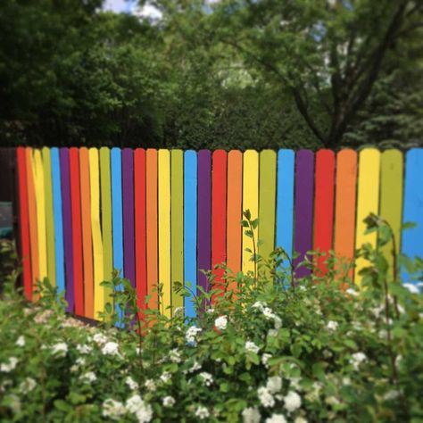 Paint Backyard Fence, Painted Picket Fence, Picket Fence Color Ideas, Coloured Fence Ideas, Rainbow Fence Backyards, Fence Art Painting Easy, Painted Picket Fence Ideas, Wood Fence Painting Ideas, Fence Color Ideas Paint