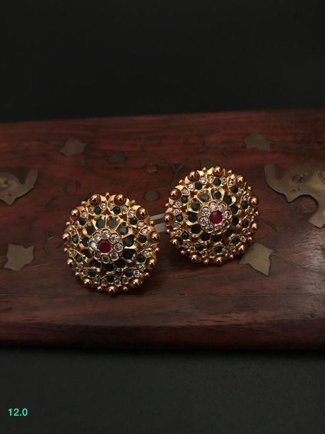 Gold Big Stud Earrings Indian, Gold Jhumka Designs, Big Stud Earrings, Temple Jewellery Earrings, Gold Jewelry Outfits, Gold Earrings Models, Diamond Pendants Designs, Antique Jewellery Designs, Gold Jewelry Simple Necklace